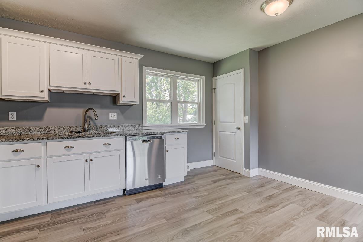 2449 East Griffiths Avenue Springfield, IL 62702 - Photo 5 of 28