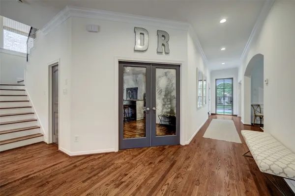 a view of livingroom with furniture