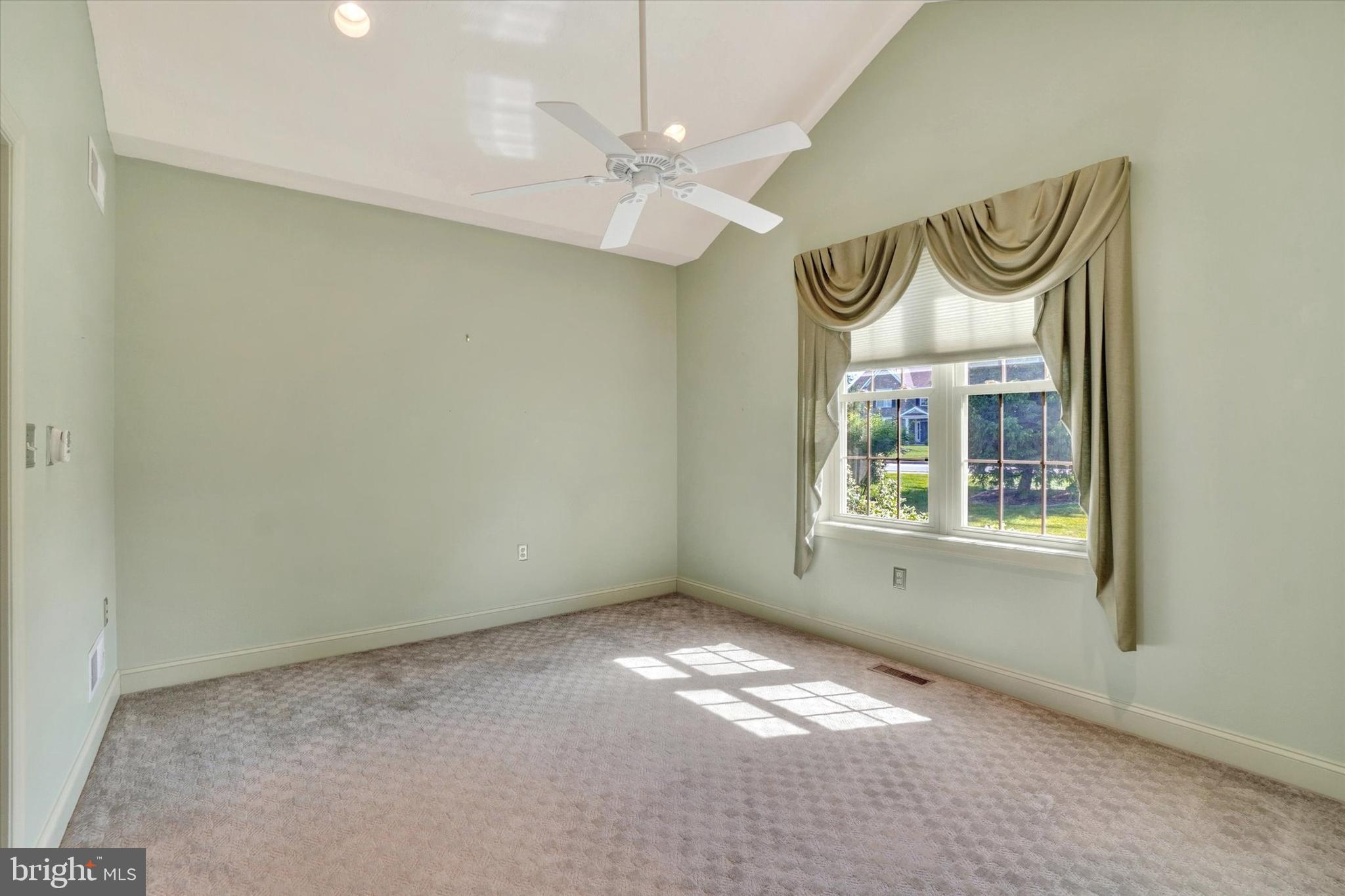 639 Chestnut Hill Road York, PA 17402 - Photo 16 of 51 Living Room