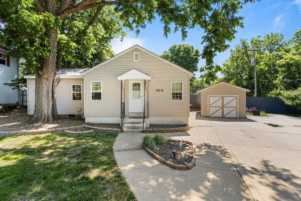 $130,000 | 304 South 3rd Street, Fisher, IL 61843