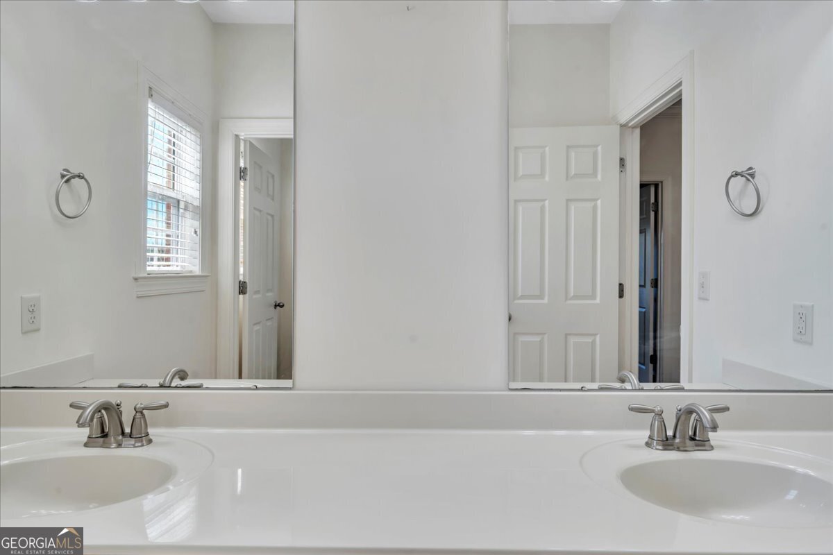100 Fox Den Court Dublin, GA 31021 - Photo 18 of 26 a bathroom with a sink and a mirror