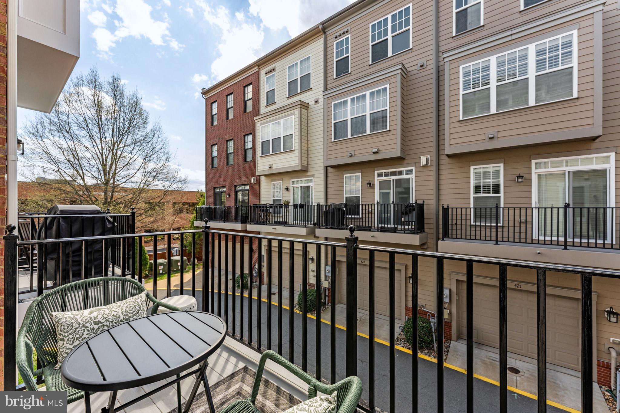 459 Haupt Square Southeast Leesburg, VA 20175 - Photo 21 of 80 a view of a brick building from a balcony