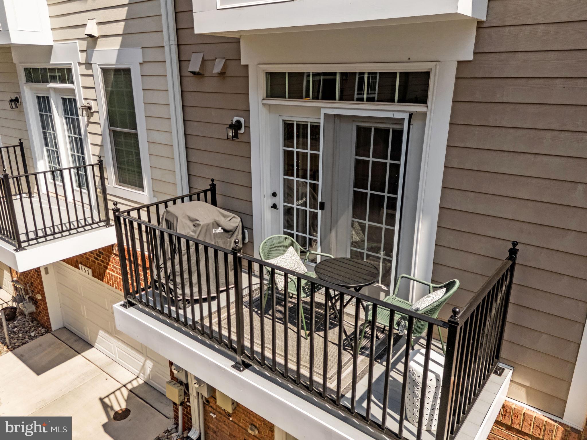459 Haupt Square Southeast Leesburg, VA 20175 - Photo 22 of 80 a view of a deck with a table and chairs