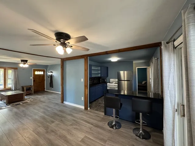 a view of a livingroom with a workspace