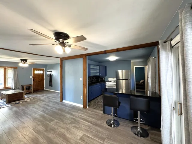 a view of a livingroom with a workspace