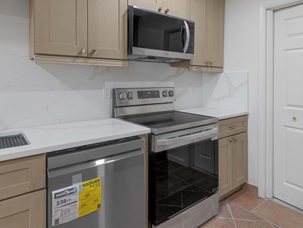 371 West 34th Street Riviera Beach, FL 33404 - Photo 10 of 27 Kitchen