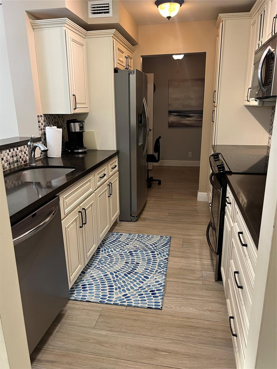 95 North Birch Road, Unit 402 Fort Lauderdale, FL 33304 - Photo 14 of 27 KITCHEN