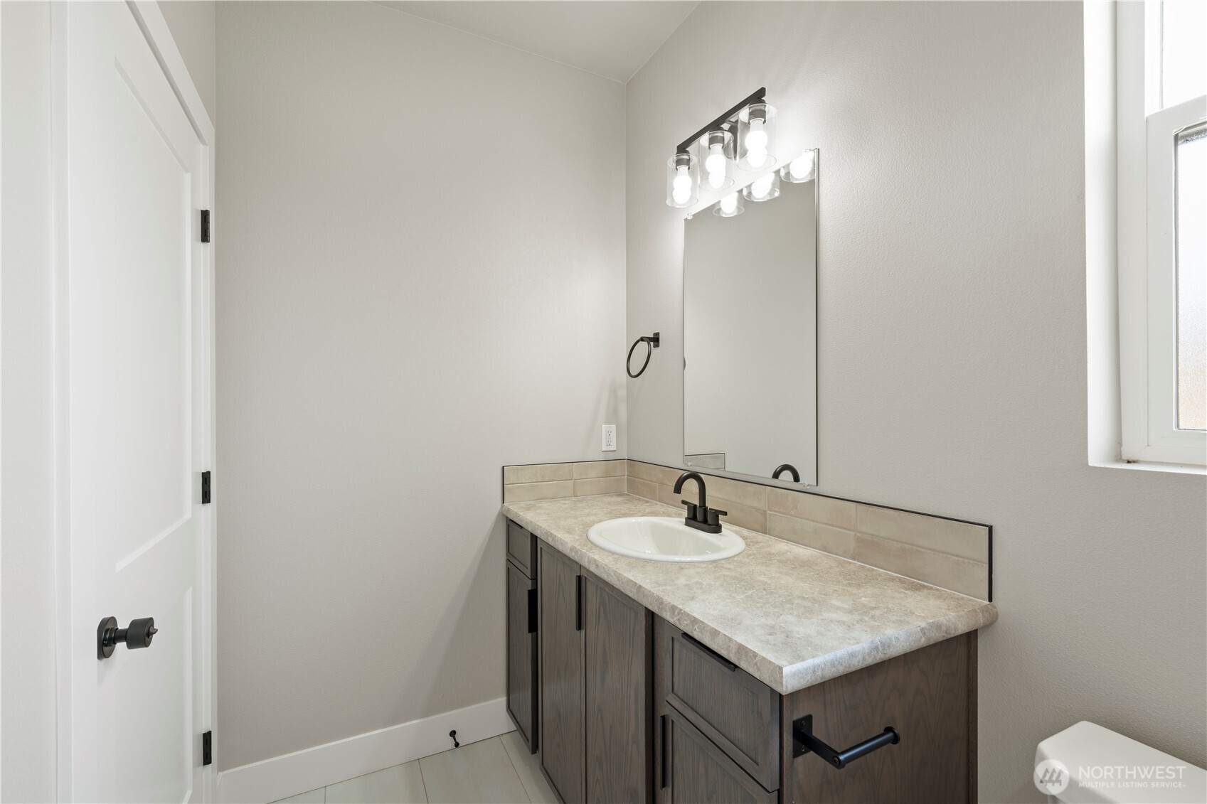 706 O Street Southwest Quincy, WA 98848 - Photo 24 of 33 a bathroom with a sink vanity and a mirror