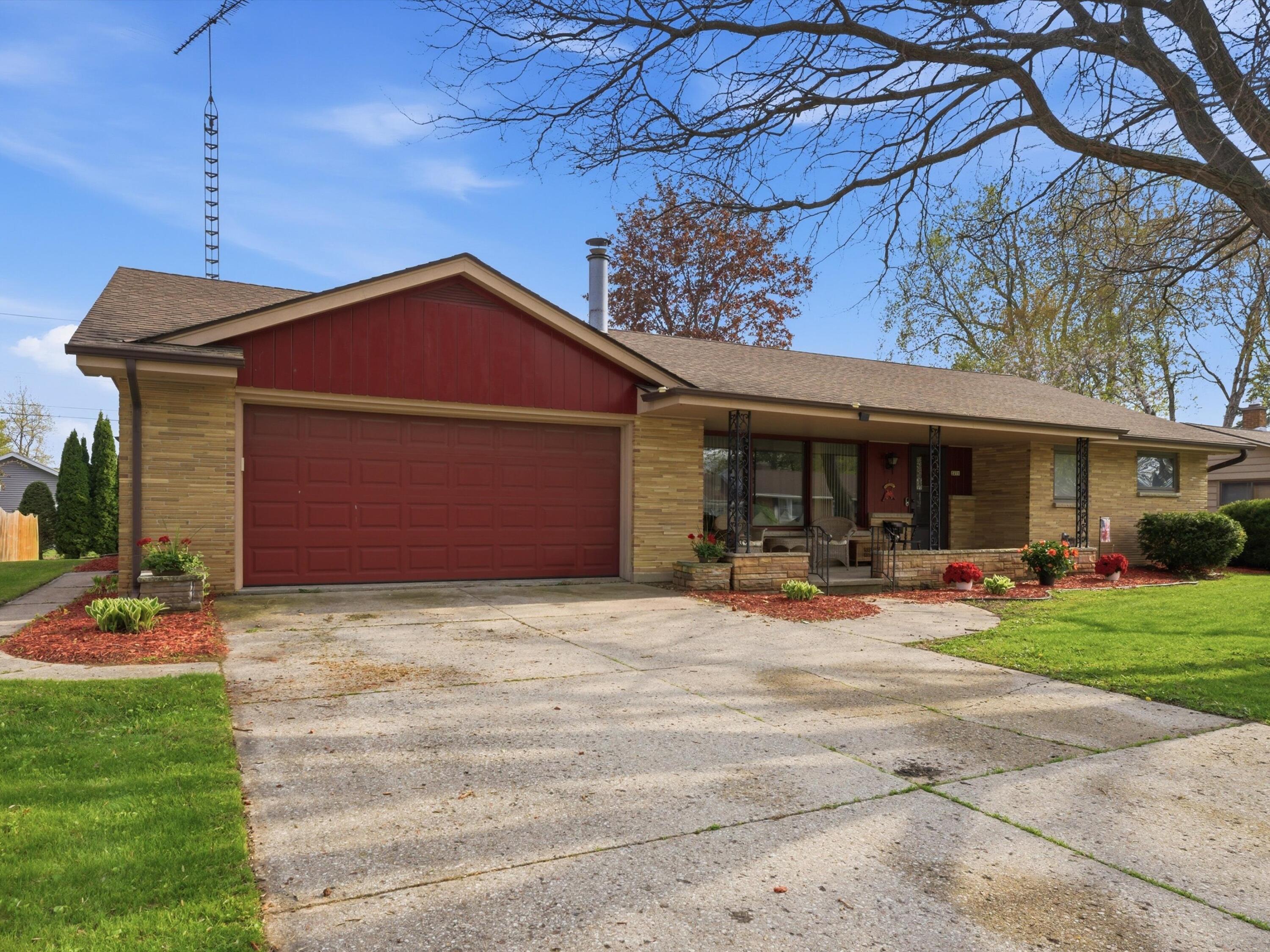 2211 Markham Street Manitowoc, WI 54220 - Photo 1 of 29 01-001_3079661_02136