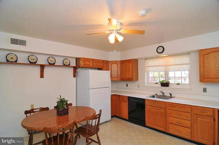 9809 Old Spring Road Kensington, MD 20895 - Photo 2 of 15 Table Space Kitchen