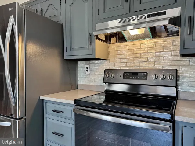 a view of an empty room with a ceiling fan