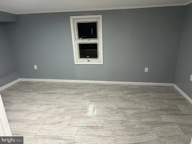 a view of a big room with closet