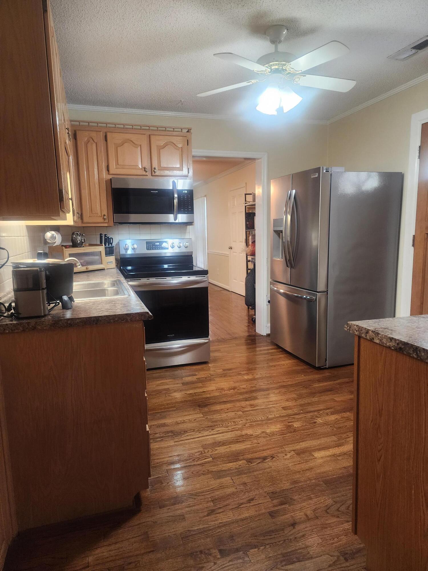 5825 Moore Street Hanahan, SC 29410 - Photo 8 of 31 20260606_123801