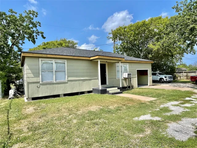$1,150 | 611 North Avenue D, Freeport, TX 77541