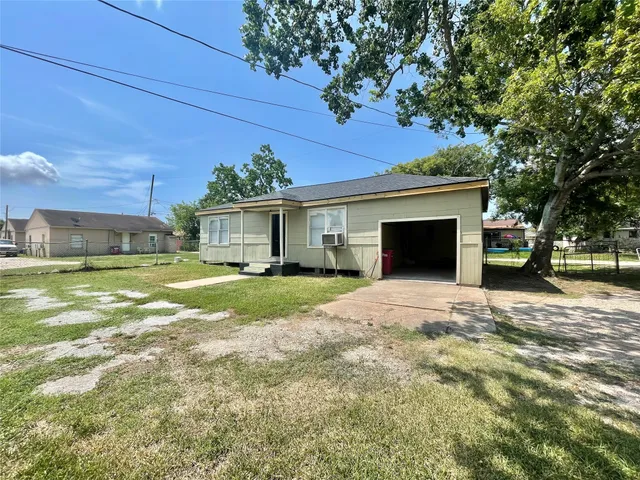 $1,150 | 611 North Avenue D, Freeport, TX 77541