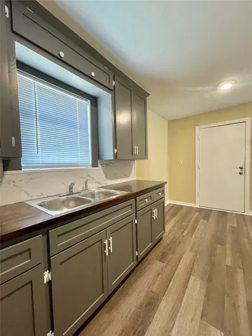 $1,150 | 611 North Avenue D, Freeport, TX 77541