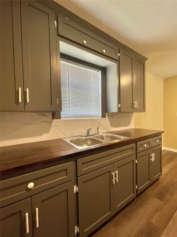 $1,150 | 611 North Avenue D, Freeport, TX 77541