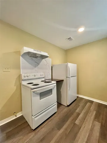 $1,150 | 611 North Avenue D, Freeport, TX 77541