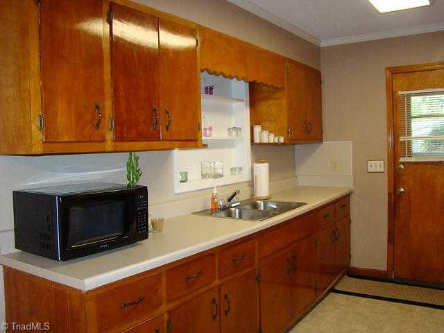 629 Colony Road Asheboro, NC 27205 - Photo 8 of 16 Kitchen.