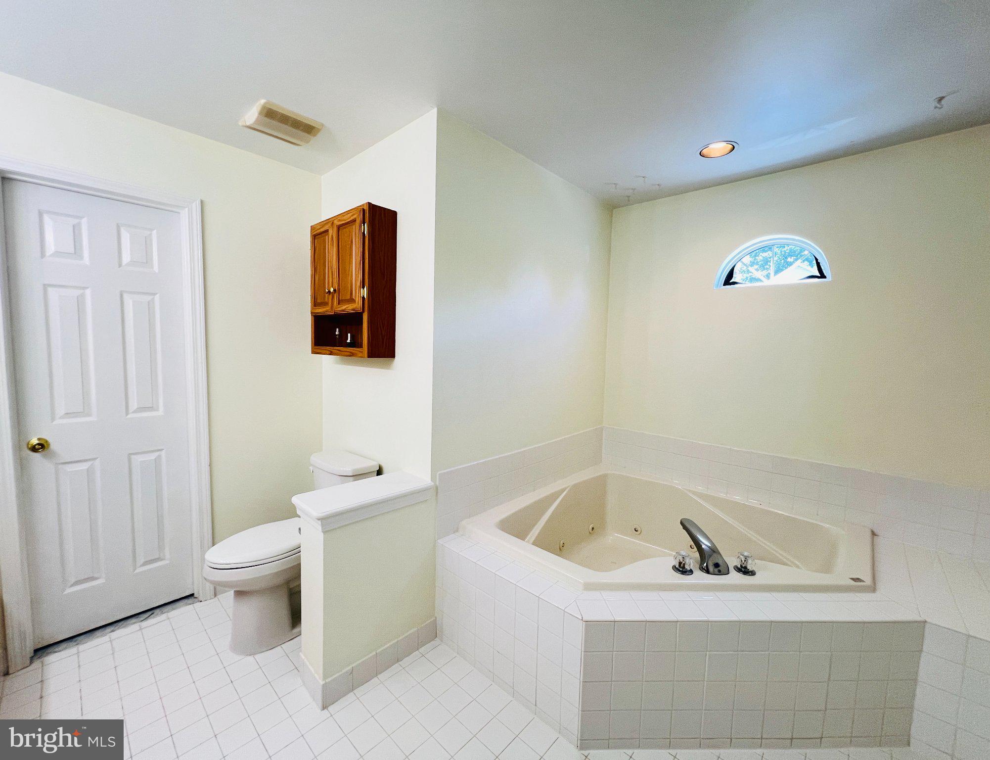 952 Valleybrook Road Garnet Valley, PA 19060 - Photo 19 of 31 Serene bathroom with elegant tub.