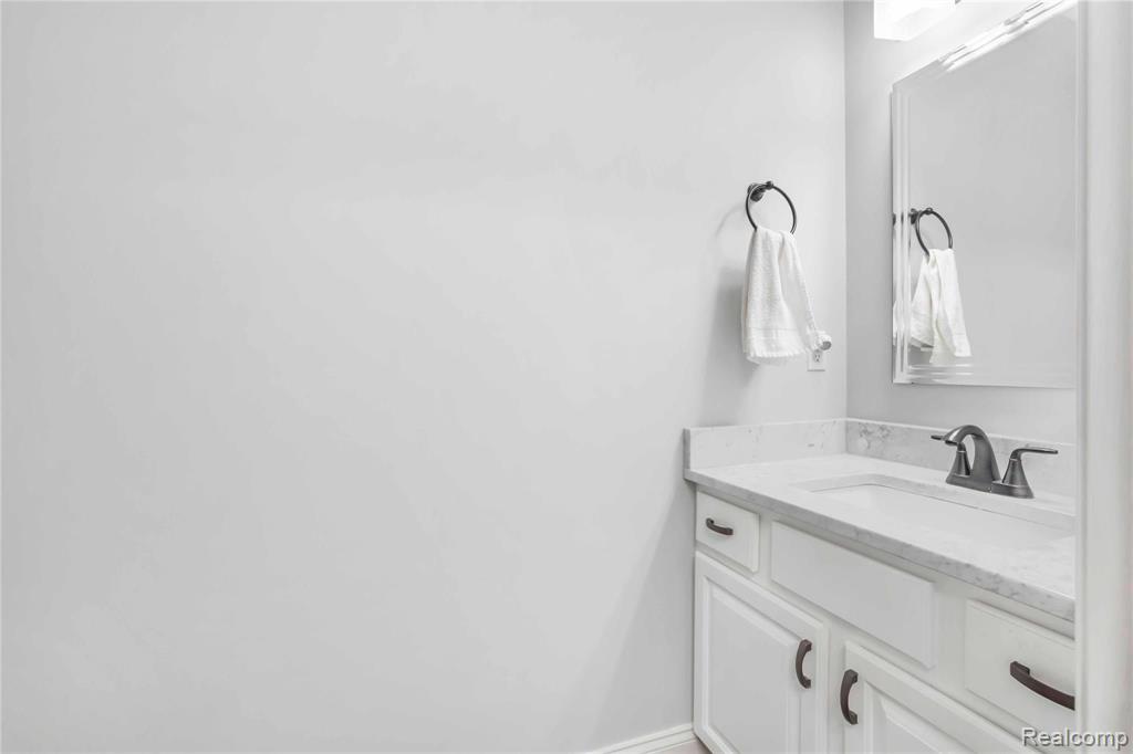 10228 Fenton Road Fenton, MI 48430 - Photo 25 of 40