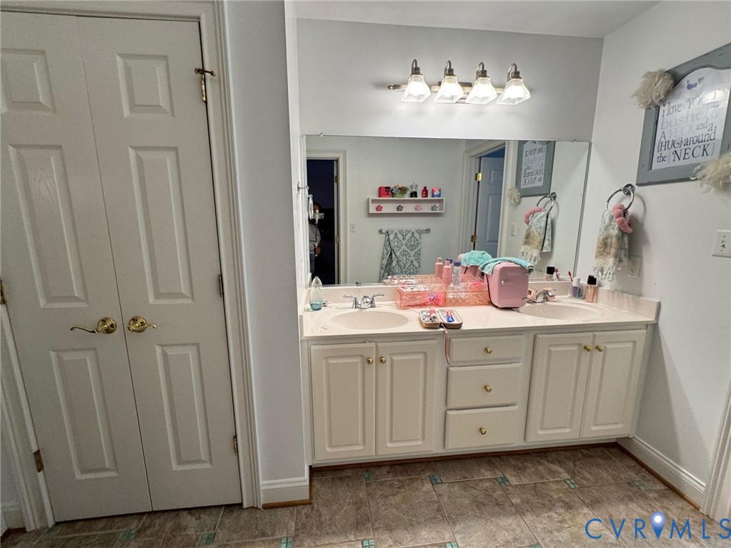 3231 Queens Grant Drive Midlothian, VA 23113 - Photo 42 of 48 a bathroom with a sink and a mirror