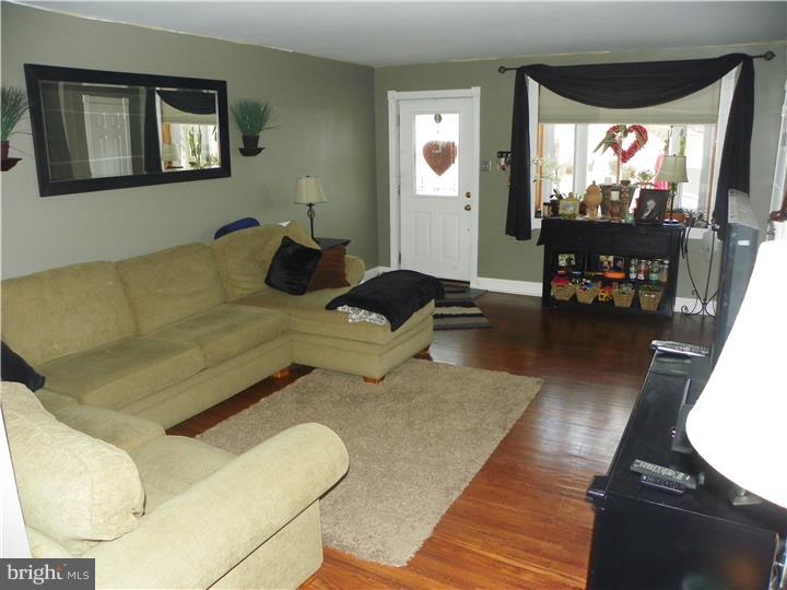 3022 Willits Road Philadelphia, PA 19136 - Photo 2 of 13 Living Room