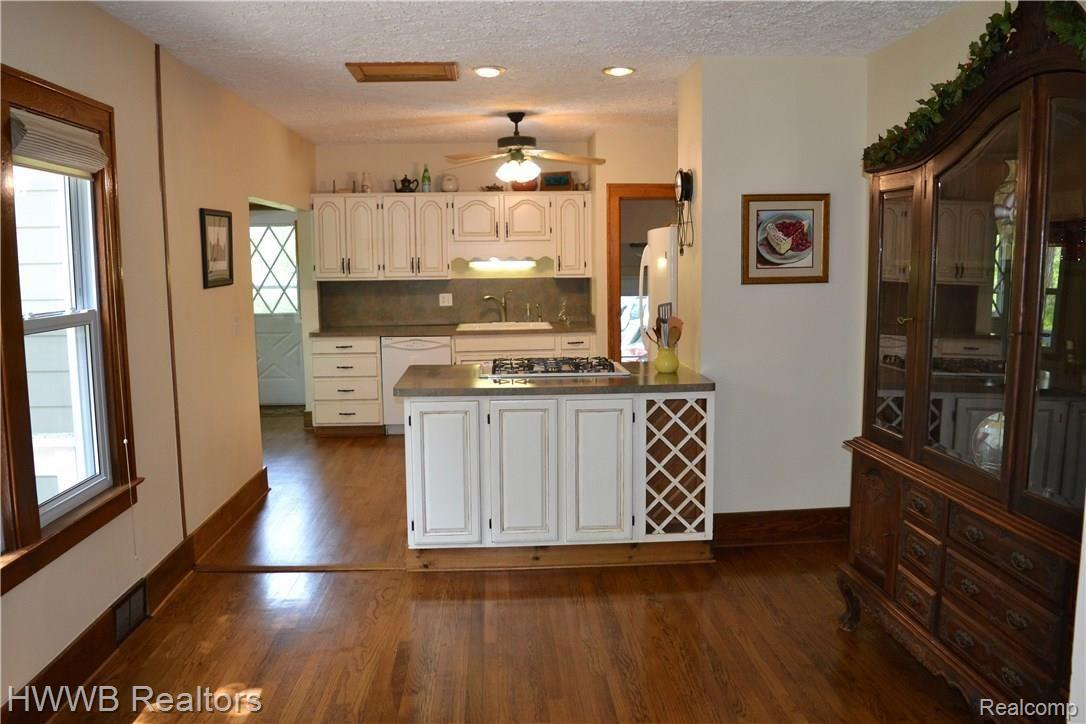 4366 Orion Road Rochester, MI 48306 - Photo 8 of 34 Dining Room to Kitchen