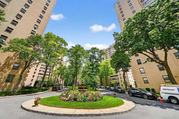 $240,000 | 6 Fordham Hill Ovl, Unit 14B | University Heights