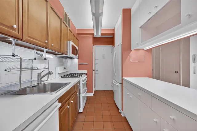 $250,000 | 6 Fordham Hill Ovl, Unit 14B | University Heights