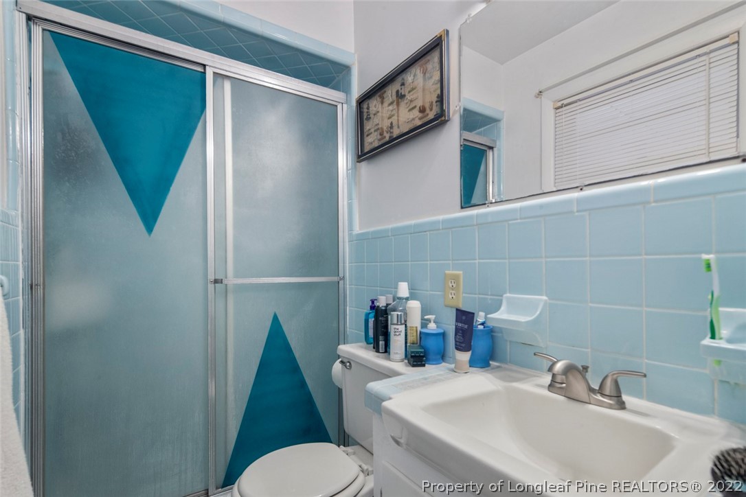 418 Pine Lake Park Road Pembroke, NC 28372 - Photo 13 of 19 a bathroom with a sink toilet and a mirror