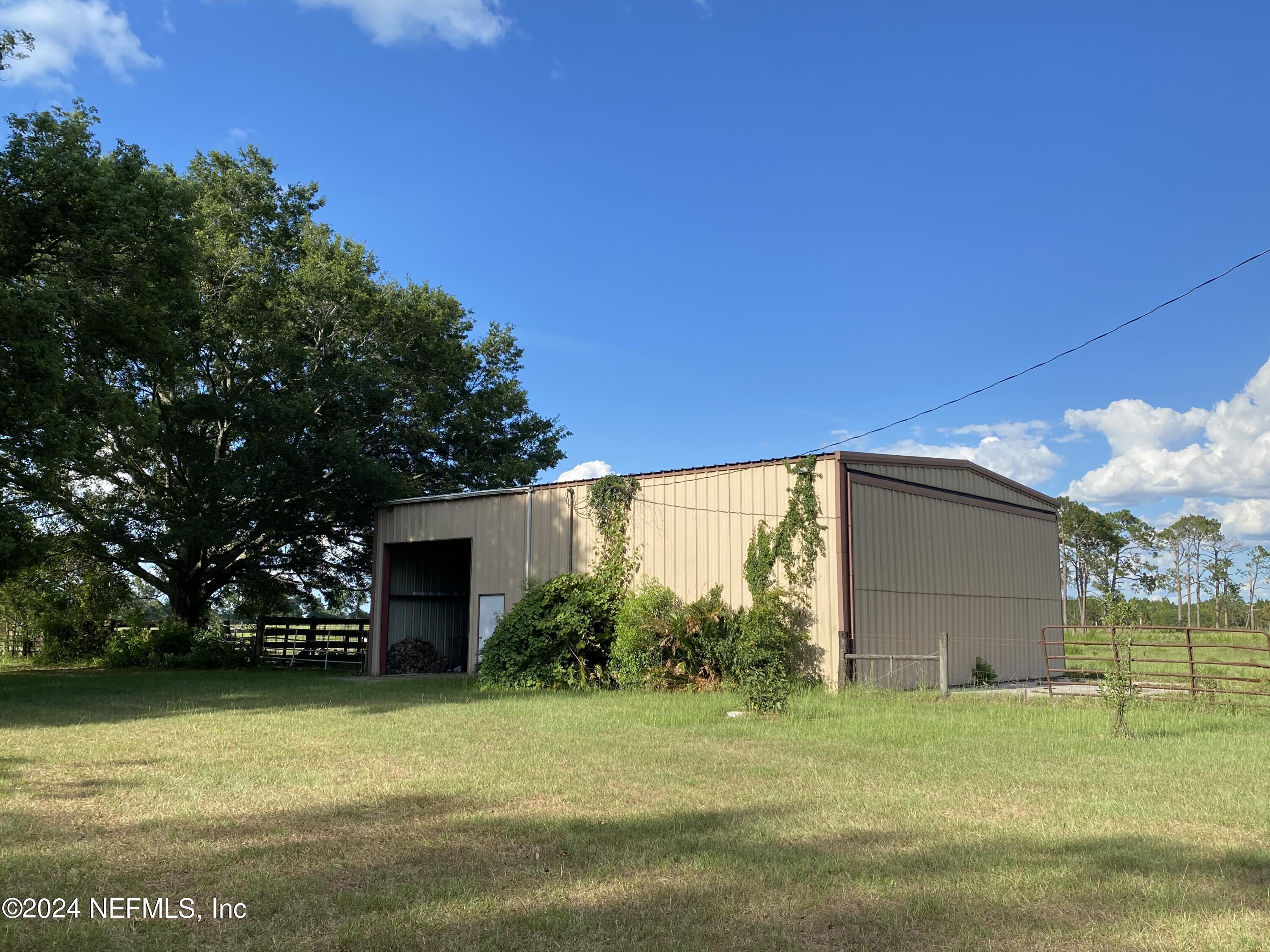 9005 US 90 Lee, FL 32059 - Photo 10 of 19 a front view of a house with garden