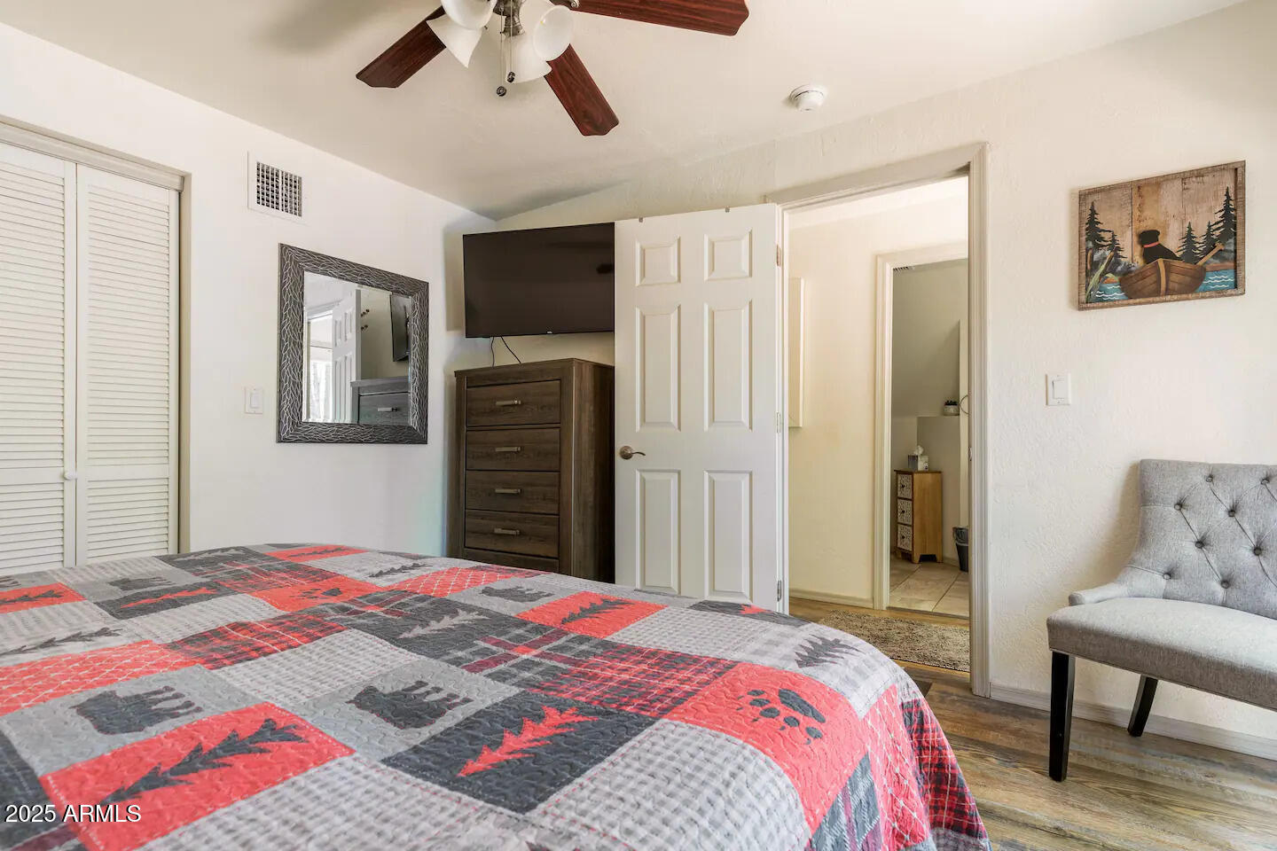 435 Southlake Road Lakeside, AZ 85929 - Photo 17 of 30 a bedroom that has a bed and a dresser in it