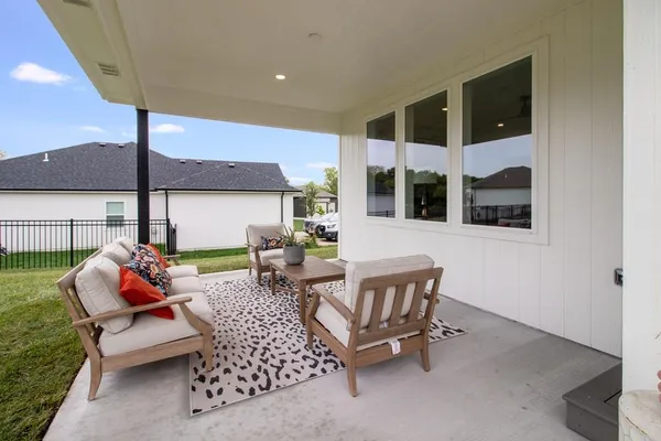 $630,000 | 2700 Northeast Crestview Street, Blue Springs, MO 64029
