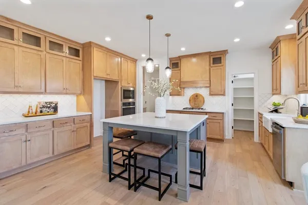 $630,000 | 2700 Northeast Crestview Street, Blue Springs, MO 64029