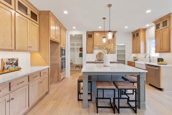$630,000 | 2700 Northeast Crestview Street, Blue Springs, MO 64029