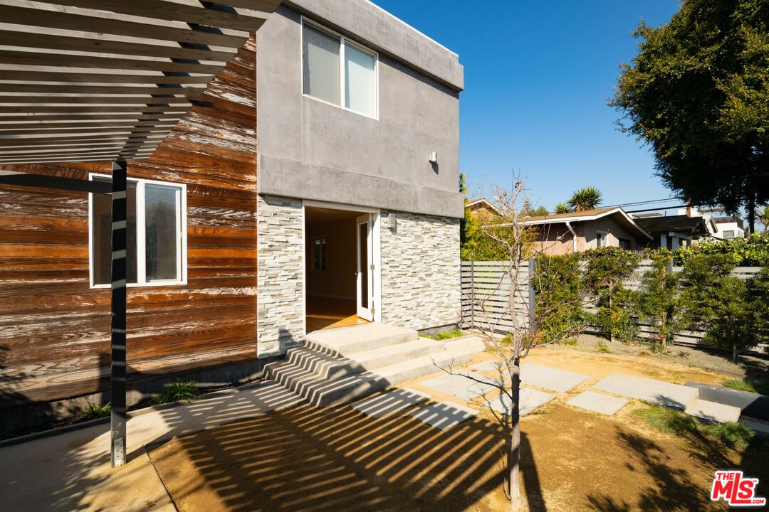 653 Sunset Avenue Venice, CA 90291 - Photo 2 of 16