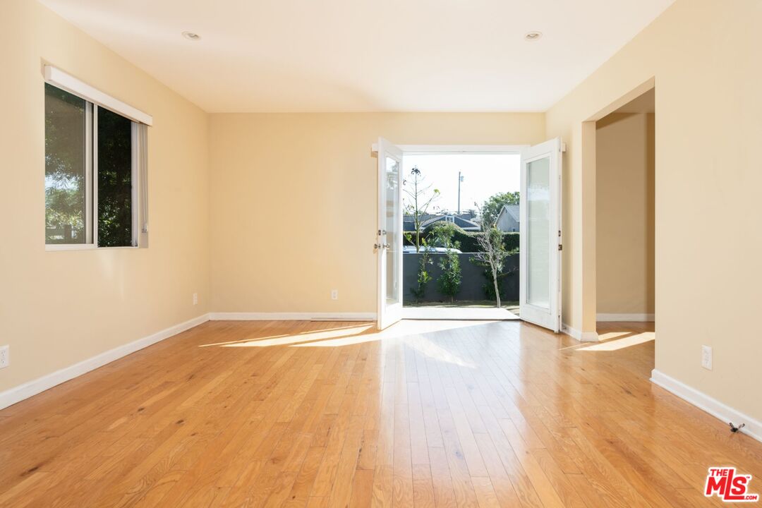 653 Sunset Avenue Venice, CA 90291 - Photo 3 of 16