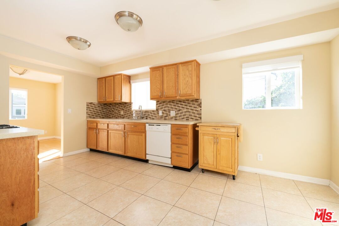 653 Sunset Avenue Venice, CA 90291 - Photo 6 of 16