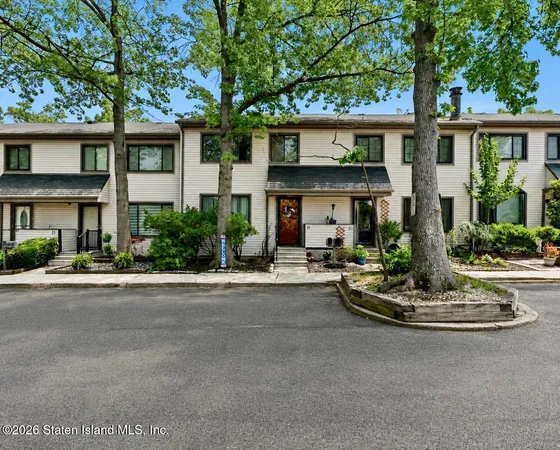 $695,000 | 19 Hickory Court | Rossville