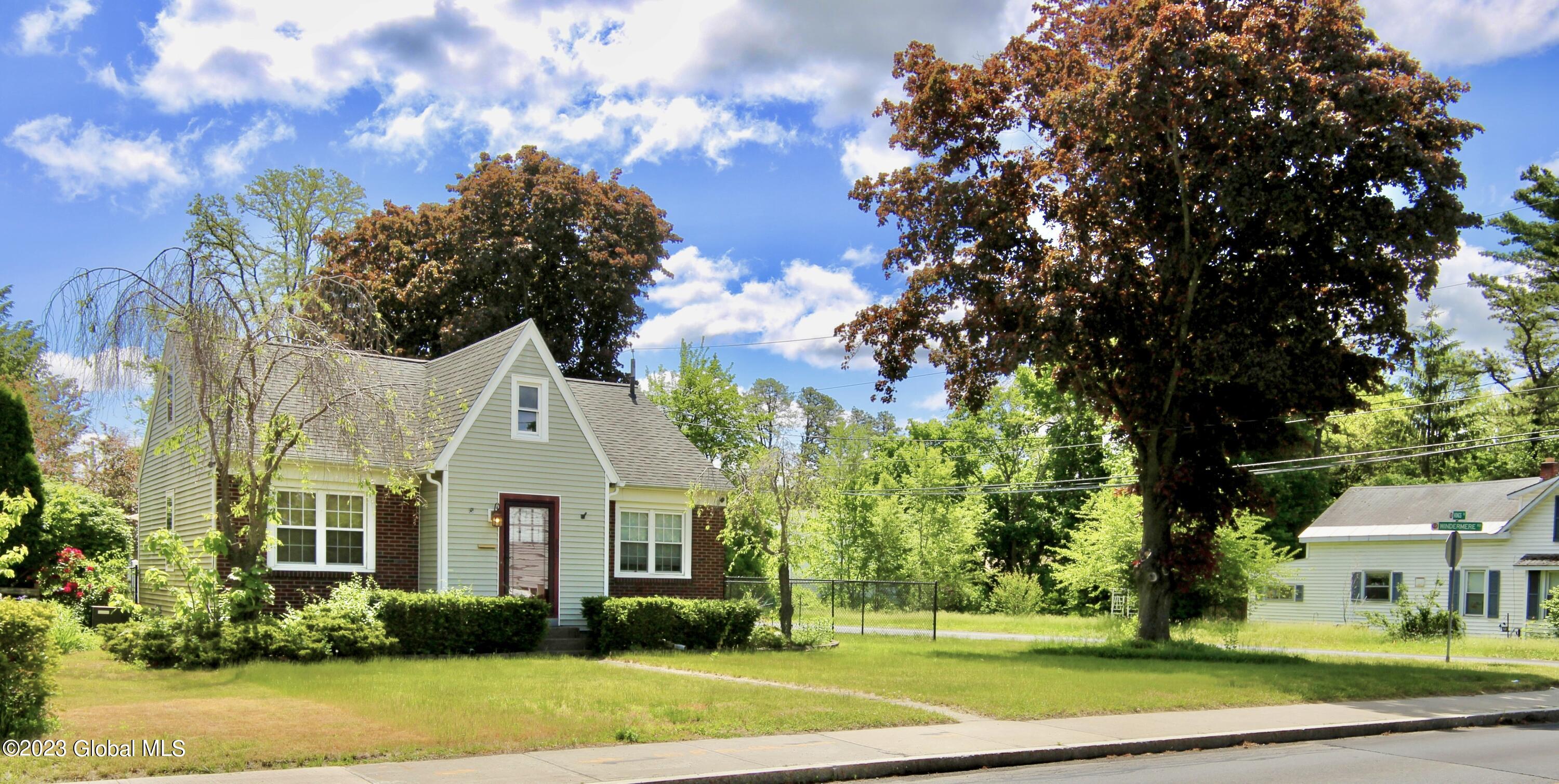 324 Kings Road Schenectady, NY 12304 - Photo 2 of 34 CDBB7C12-D2BD-4E52-B34F-F2AA5C129BE4_1_2