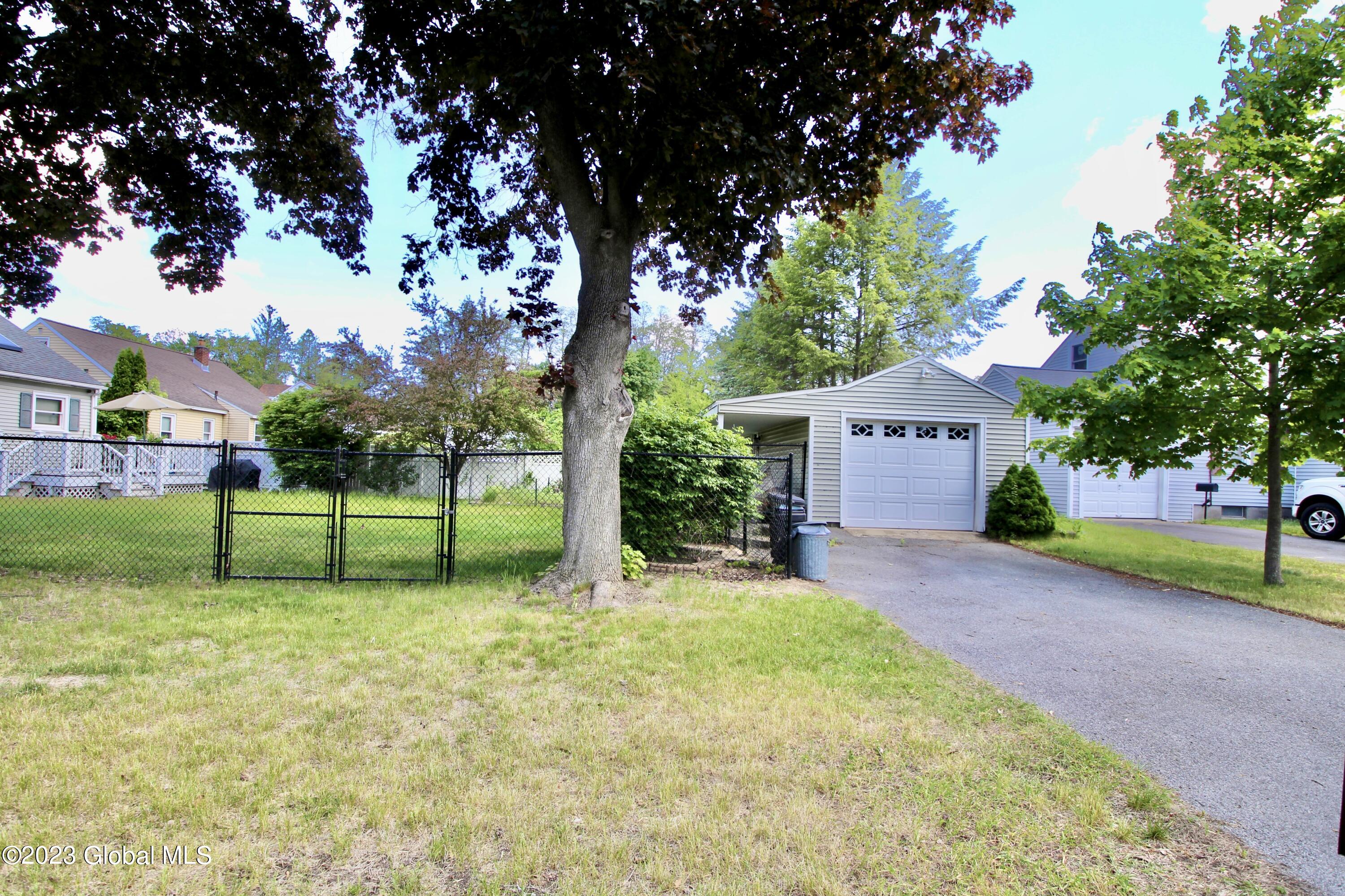 324 Kings Road Schenectady, NY 12304 - Photo 28 of 34 F4FA6FD3-DEA5-4F6A-9DF4-BEECBA7ABDAE_1_2