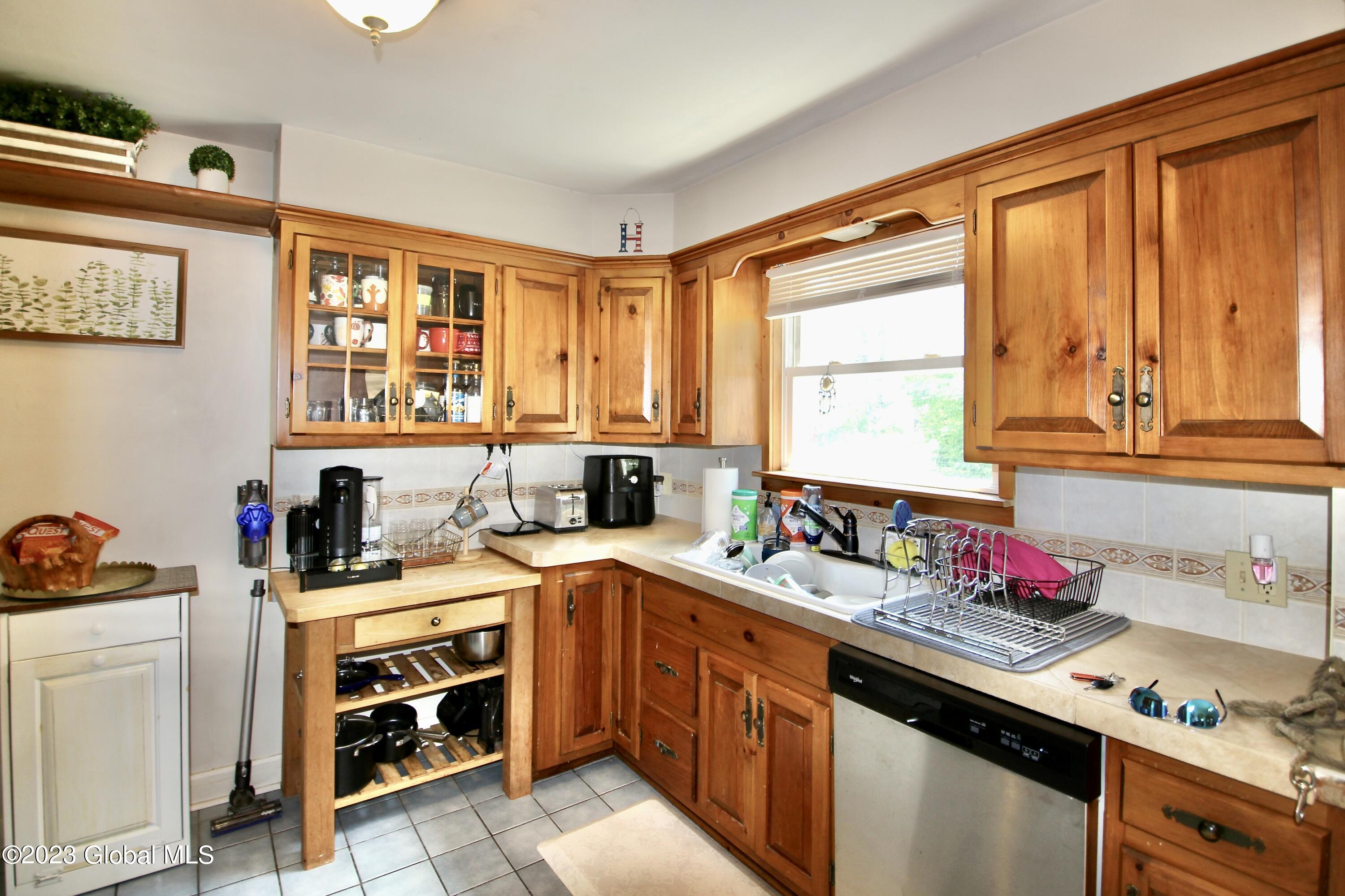 324 Kings Road Schenectady, NY 12304 - Photo 8 of 34 E088BC6C-8C20-4CD0-B12B-C43084B4822B_1_2