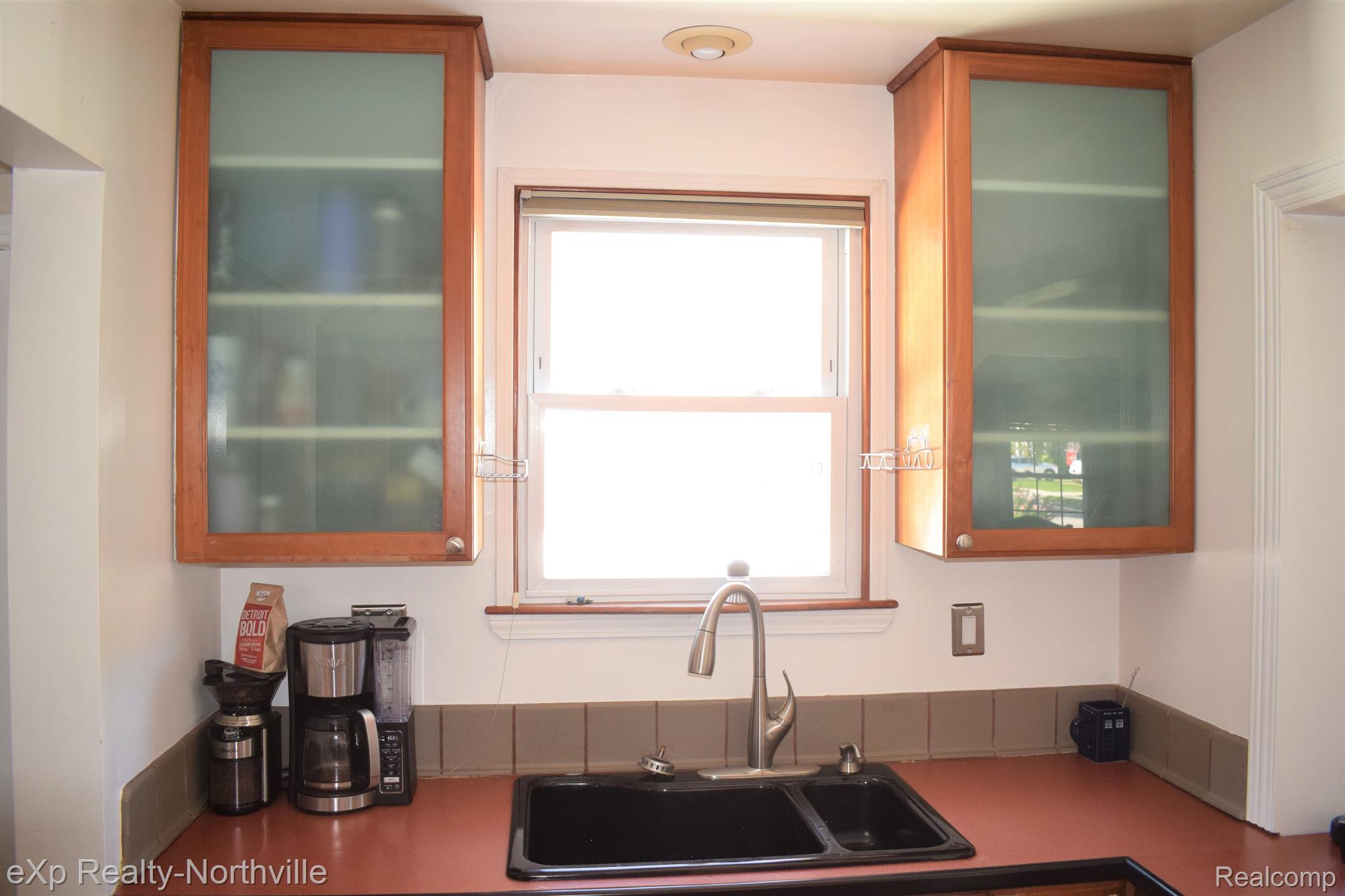 1047 Columbia Road Berkley, MI 48072 - Photo 9 of 38 Stylish cabinets