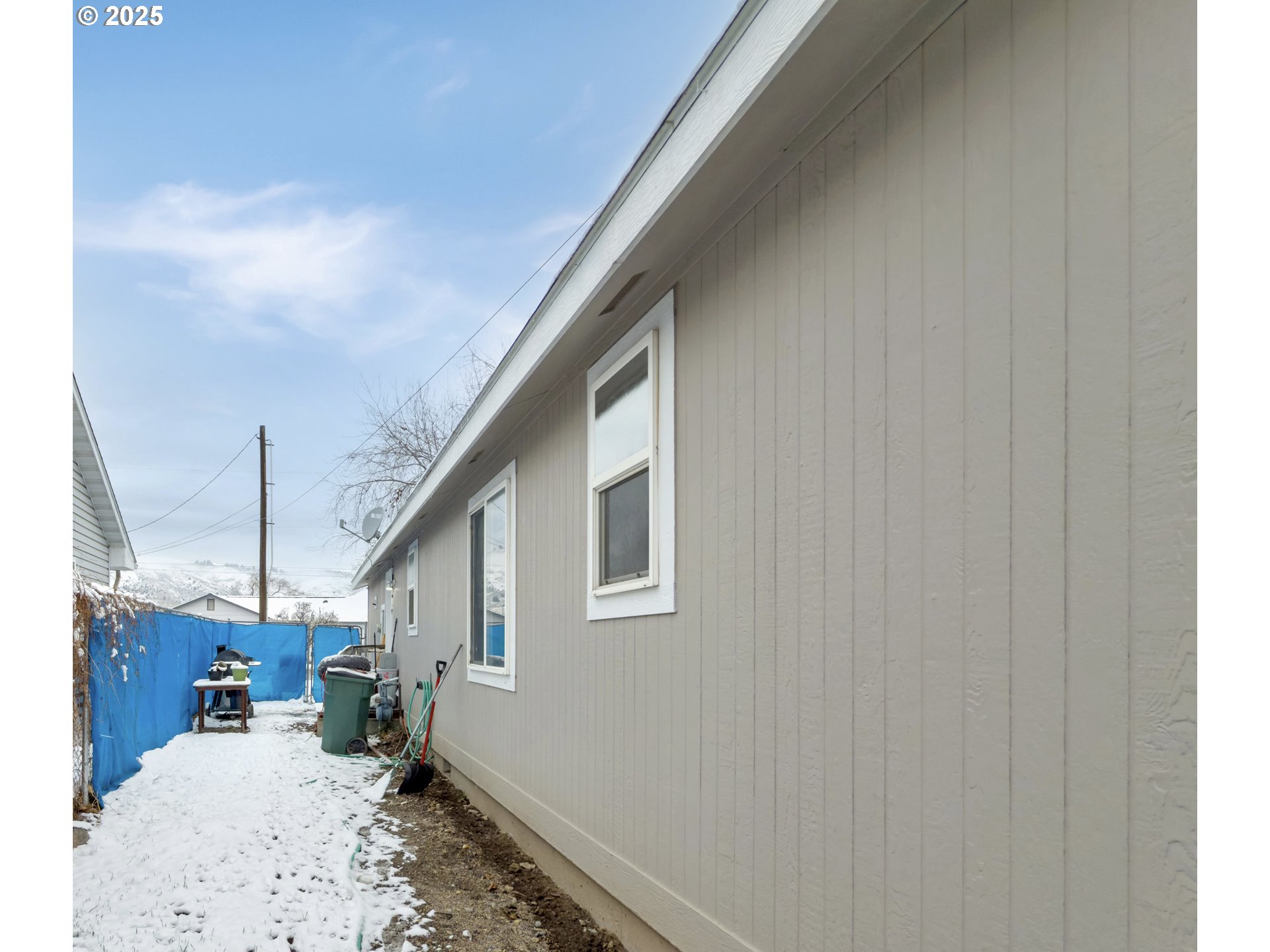 2084 18th Street Baker City, OR 97814 - Photo 36 of 40 a very nice looking room with a large window