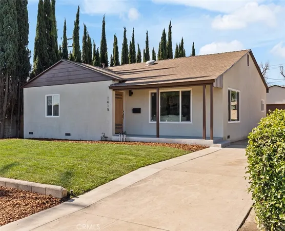 a view of a house with backyard and trees