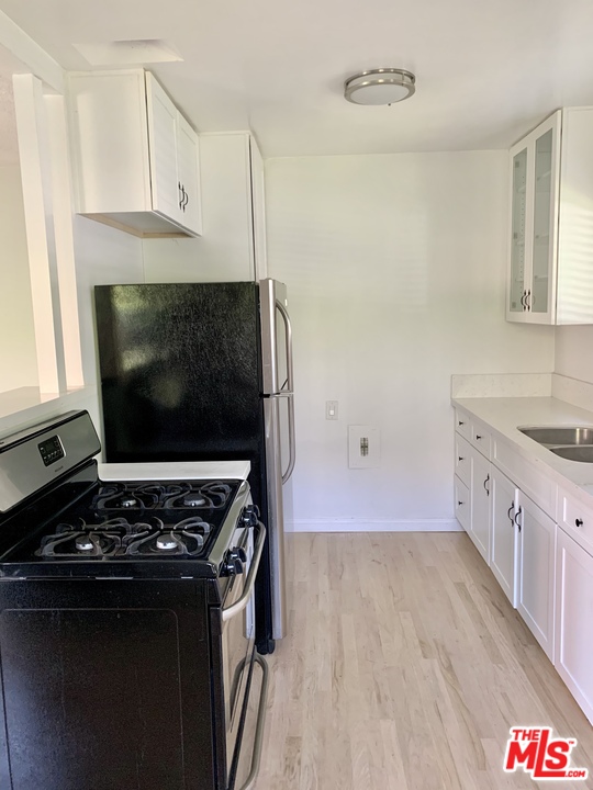3040 Exposition Boulevard, Unit 1 Santa Monica, CA 90404 - Photo 7 of 15 a kitchen with a stove and a microwave