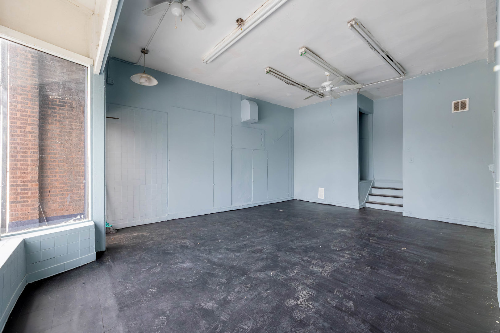 7316 South Racine Avenue Chicago, IL 60636 - Photo 4 of 15 a view of an empty room with a window