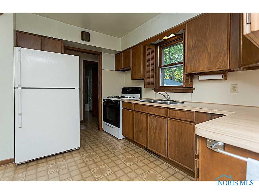 2005 Penn Road Toledo, OH 43615 - Photo 13 of 20 Kitchen.