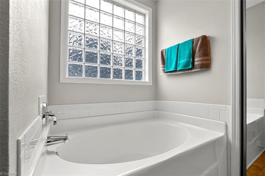 425 Camden Ridge Drive Winston-Salem, NC 27105 - Photo 7 of 11 Primary bathroom soaking tub.